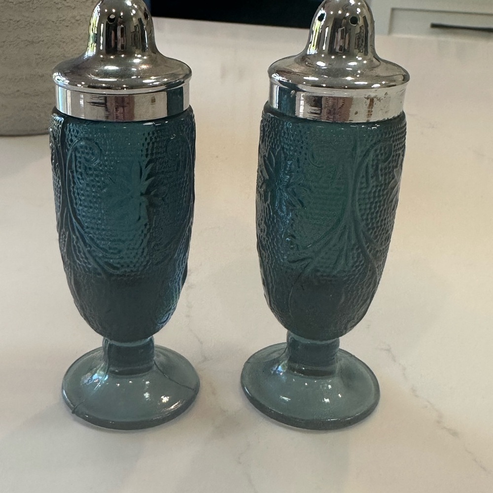 Vintage moon and starts salt and pepper shaker excellent condition.